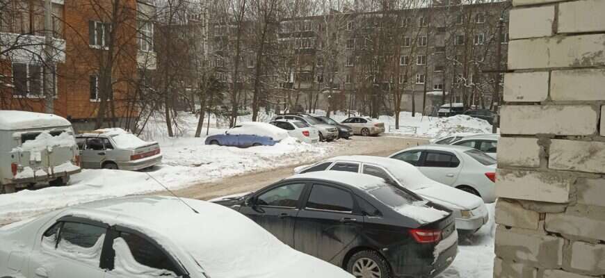 Автомобиль парковка двор