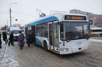 Пенсионер зима транспорт троллейбус