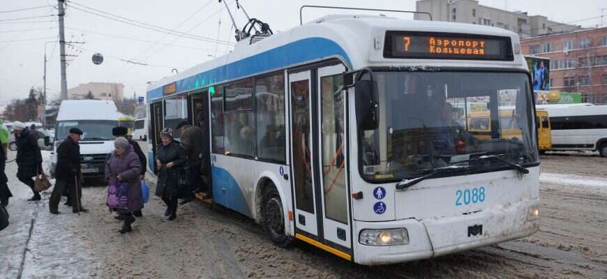 Пенсионер зима транспорт троллейбус