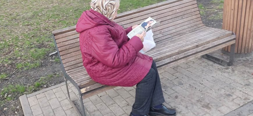 пенсионер читает газету