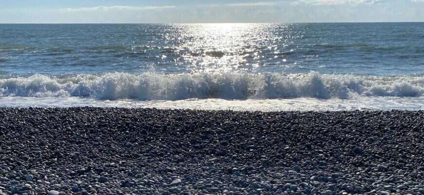 море пляж галька волна