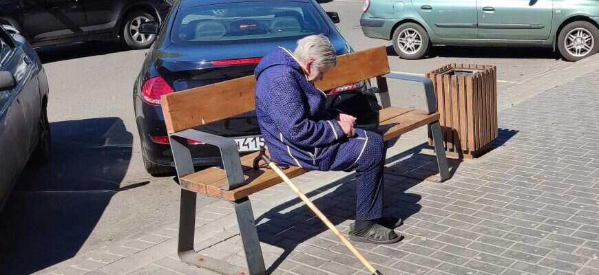 пенсионер скамейка