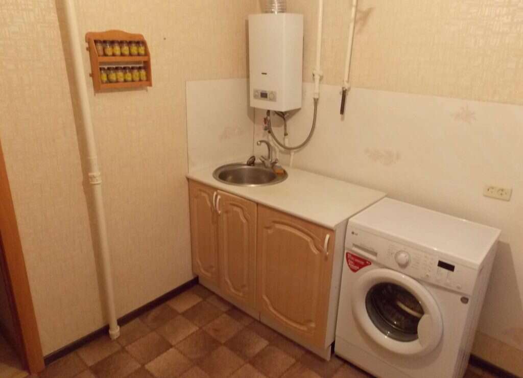 квартира кухня стиральная машина газовая колонка раковина