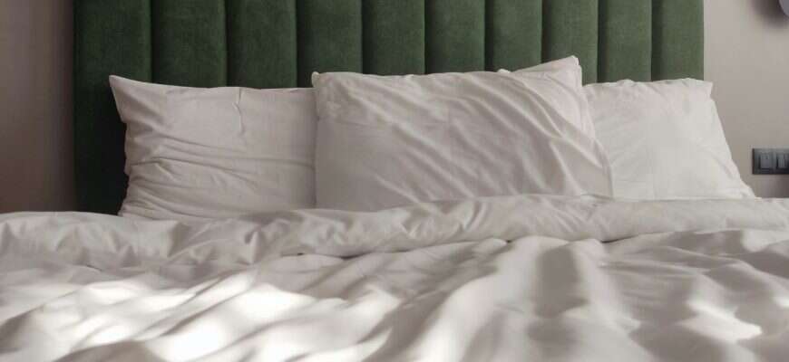 кровать подушки одеяло отель гостиница