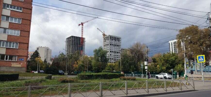 дома стройка осень