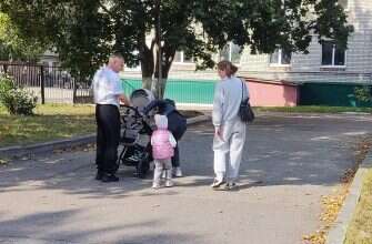 семья ребенок коляска