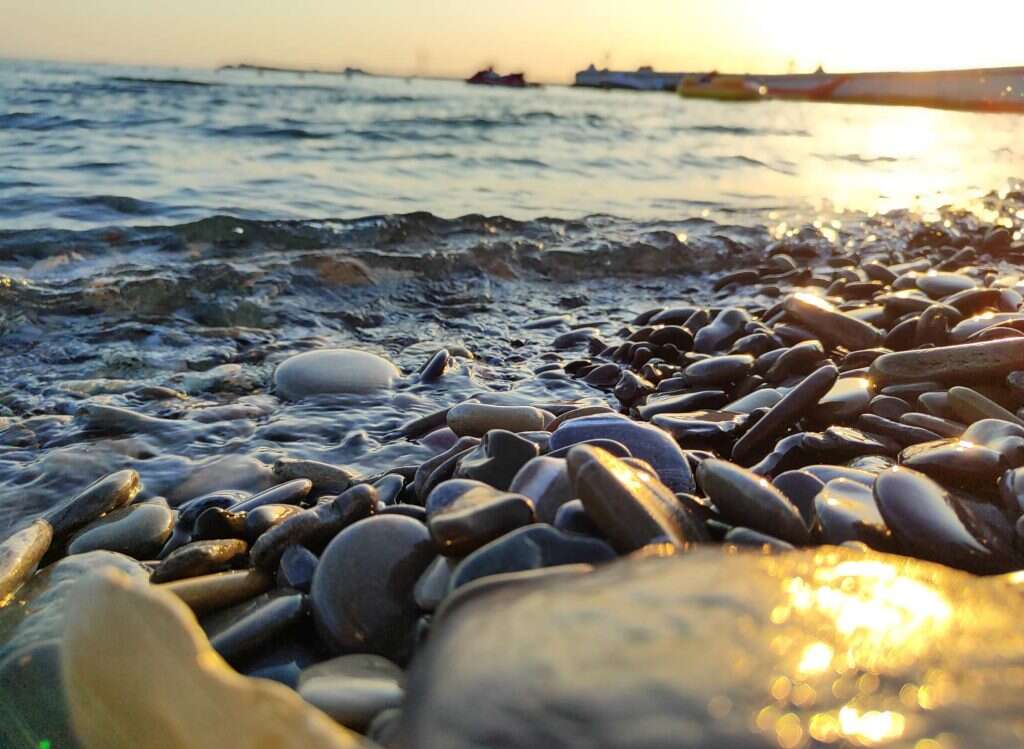 море солнце закат галька камни