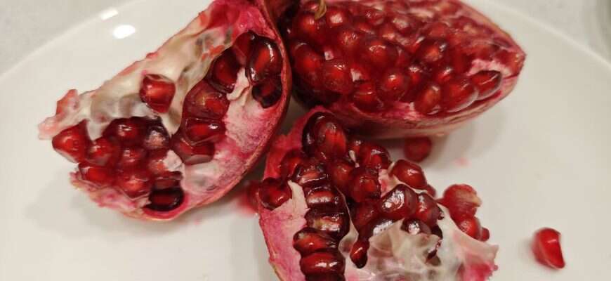 спелый гранат с сухой короной