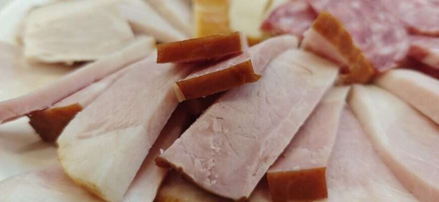 нарезка колбаса кальмар грудинка