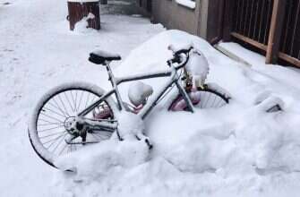 велосипед во дворе в снегу