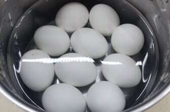 Яйца в кастрюле