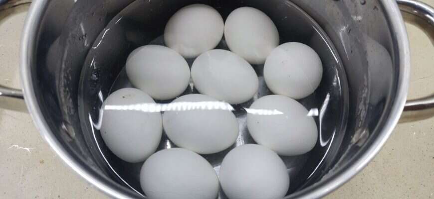 Яйца в кастрюле