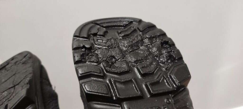 обувь подошва прожгло