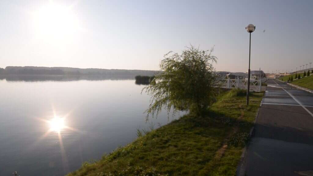 лето спутник набережная