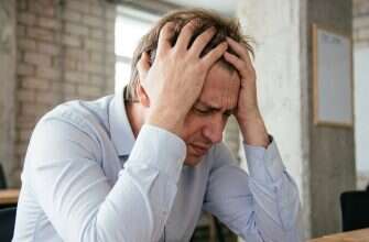 мужчина голова болит