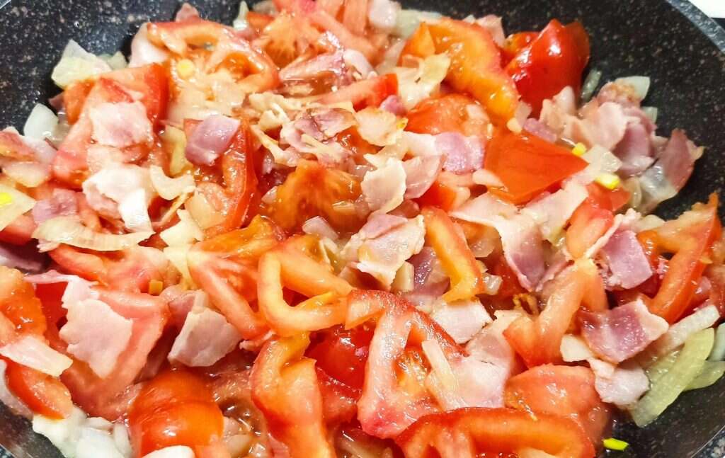 бекон и помидоры