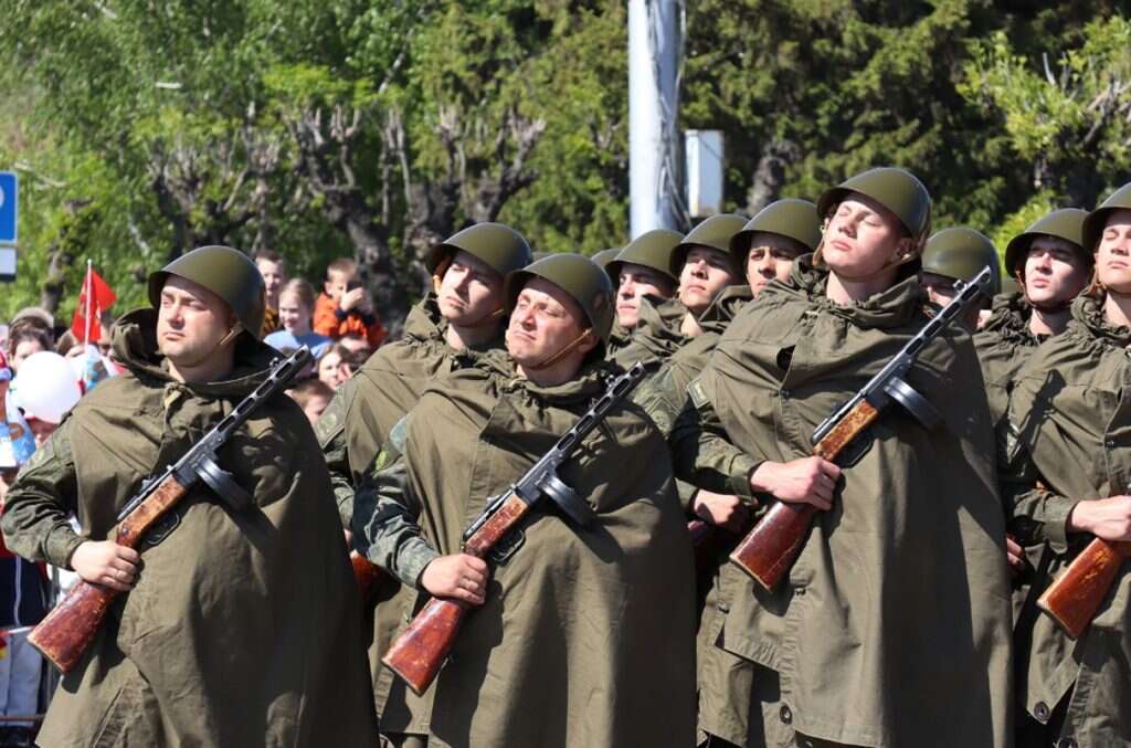День Победы парад солдаты
