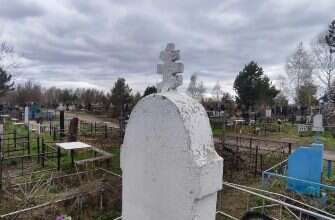 кладбище крест памятник