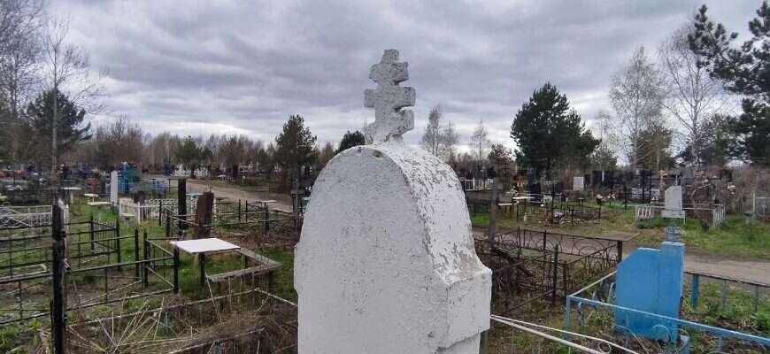 кладбище крест памятник