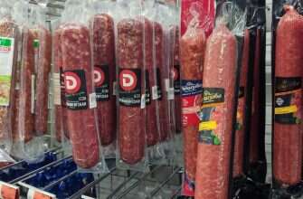 колбаса копченая на витрине