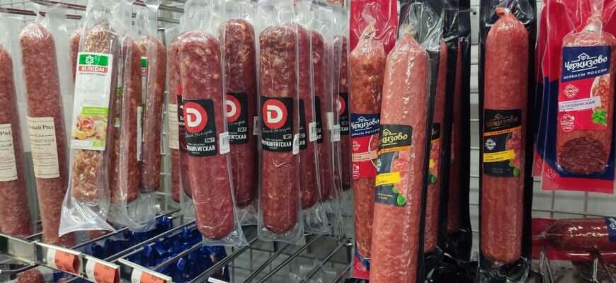 колбаса копченая на витрине