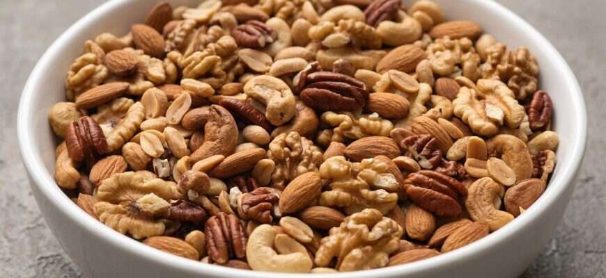 орехи на тарелке