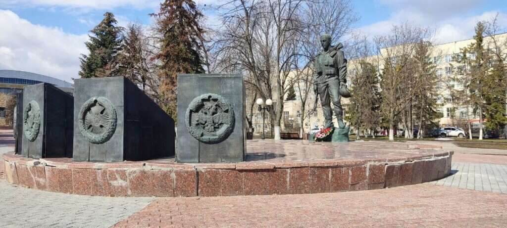 памятник участником войны в Чечне