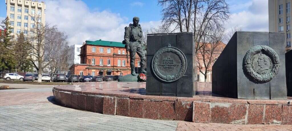 памятник участником войны в Чечне