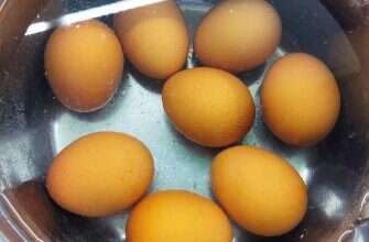 яйца вареные в кастрюле