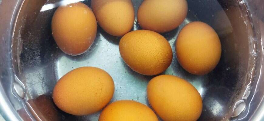 яйца вареные в кастрюле