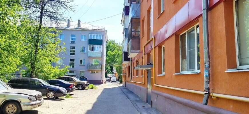 хрущевка дом парковка на газоне во дворе автомобили