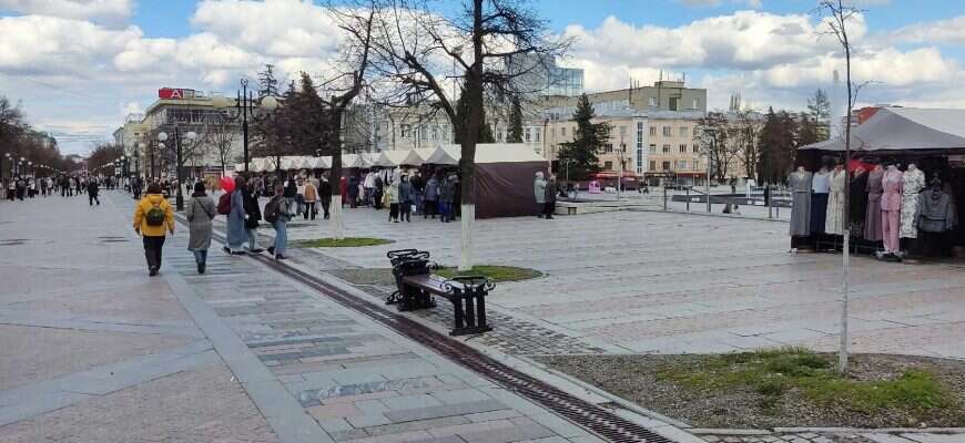 Московская у фонтана палатки