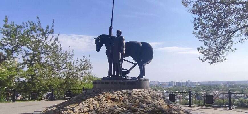Памятник Первопоселенцу