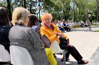 пенсионерка в сквере улыбается