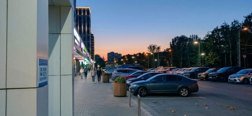 улица магазины вечер