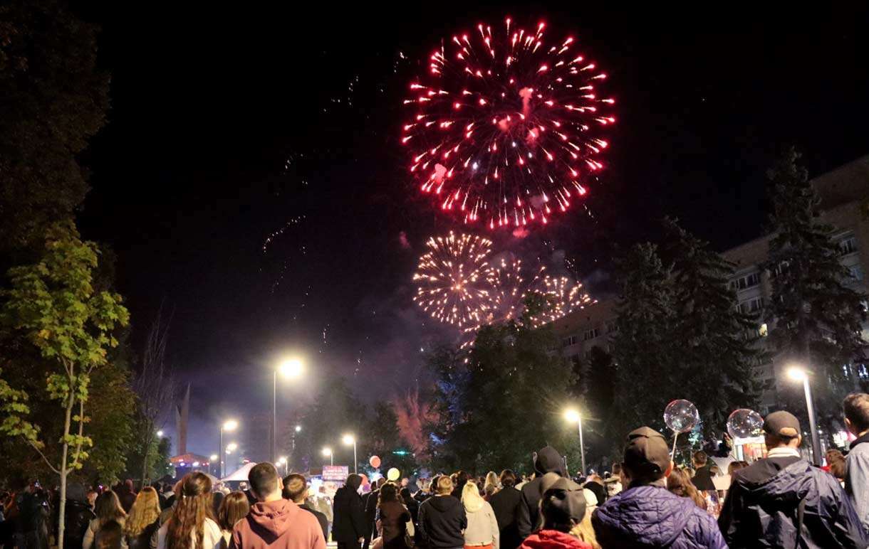 Салют на Дне города фейерверк