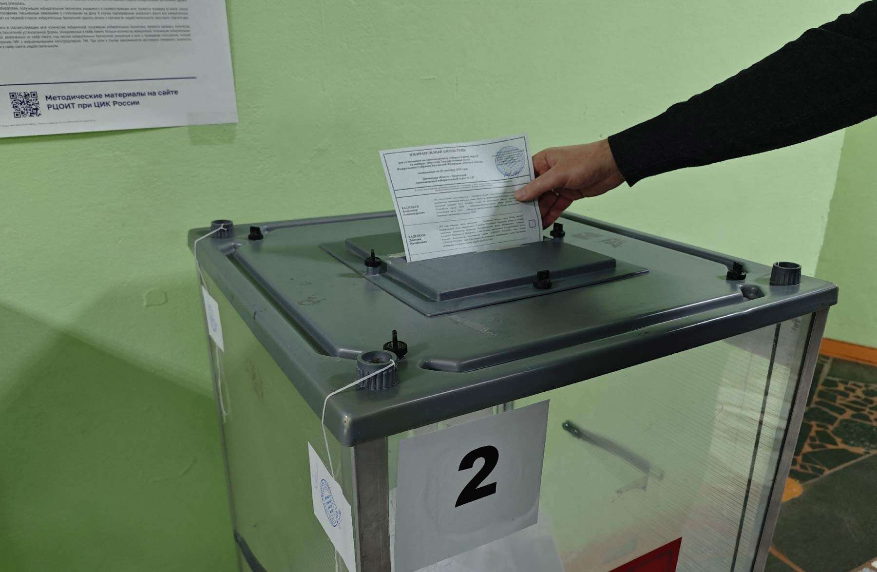 Выборы урна для голосования опускают бюллетень