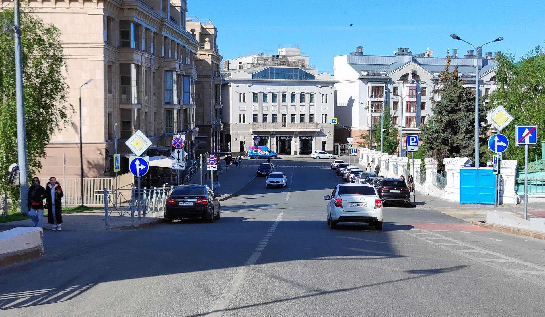 Казань город улица автомобили знаки парковка запрещена