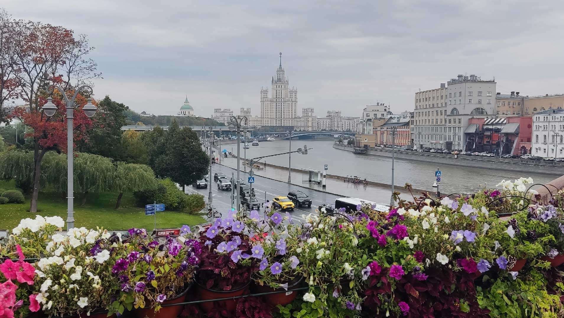 Москва река Москва вид на высотку на Котельнической набережной